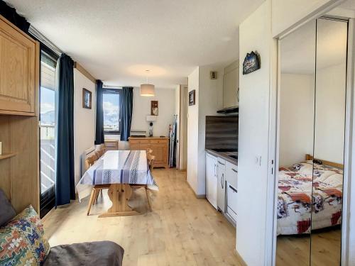 un salon avec une table et une chambre dans l'établissement Appartement lumineux 2 pièces avec balcons et animaux admis à La Toussuire - FR-1-417-123, à La Toussuire