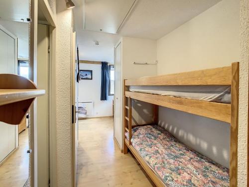 Cette chambre comprend 2 lits superposés et un couloir. dans l'établissement Appartement lumineux 2 pièces avec balcons et animaux admis à La Toussuire - FR-1-417-123, à La Toussuire