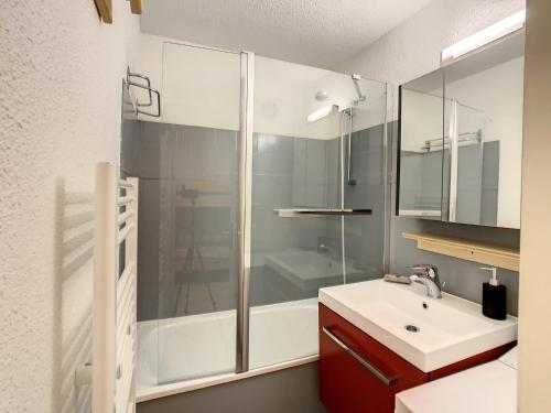 une salle de bain avec un lavabo et une douche dans l'établissement Appartement lumineux 2 pièces avec balcons et animaux admis à La Toussuire - FR-1-417-123, à La Toussuire