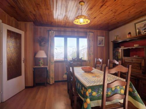 une salle à manger avec une table et une chambre avec une fenêtre dans l'établissement Appartement spacieux 2 chambres, skis aux pieds, parking, WIFI – La Toussuire - FR-1-417-146, à La Toussuire