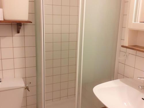 une salle de bain avec douche et lavabo dans l'établissement Charmant appart 4 pers avec balcon et parking au cœur de la station - FR-1-417-145, à La Toussuire