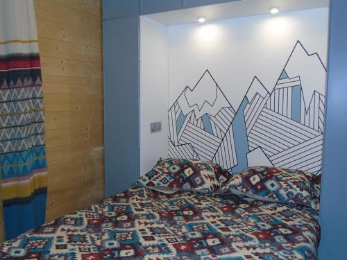 um quarto com uma cama com um mural de montanha na parede em Appartement Châtel, 2 pièces, 4 personnes - FR-1-198-218 em Châtel