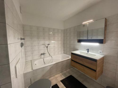 W łazience znajduje się wanna, umywalka i prysznic. w obiekcie Ferienwohnung - Gästewohnung in Forst(Lausitz) w mieście Forst