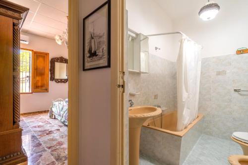 een badkamer met een wastafel, een bad en een toilet bij Dimora Ines in Parabita