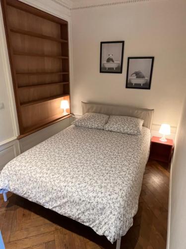 1 dormitorio con 1 cama y 2 lámparas en 2 mesas en APPARTEMENT COSY CENTRE HISTORIQUE, en Caen