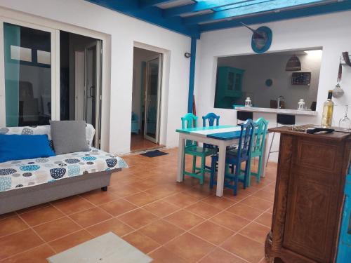 a living room with a table and chairs and a kitchen at Apartamento La Maresía 3 in Caleta de Sebo