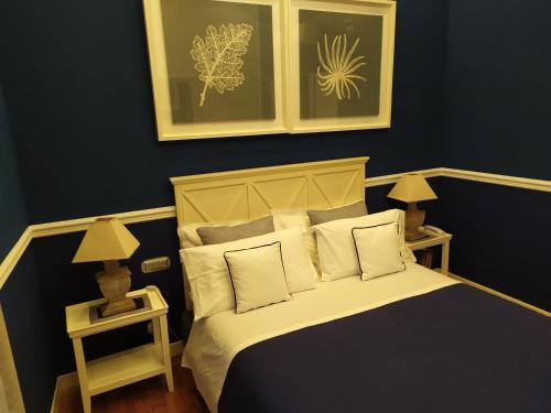 Cubo Apartments في فيكو إيكوينس: غرفة نوم بسرير وليلتين وقفات مع لمبات