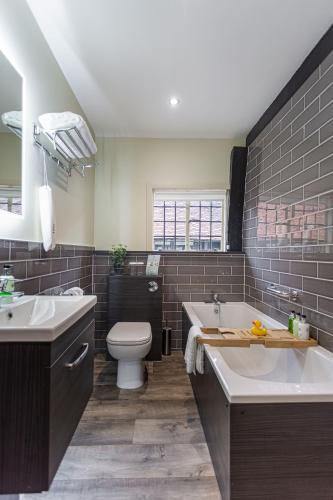 Ένα μπάνιο στο The George Hotel, Dorchester-on-Thames, Oxfordshire - The Coaching Inn Group