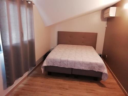 ein Schlafzimmer mit einem Bett in einem Zimmer in der Unterkunft Loarive in Saint-Gilles-les-Bains