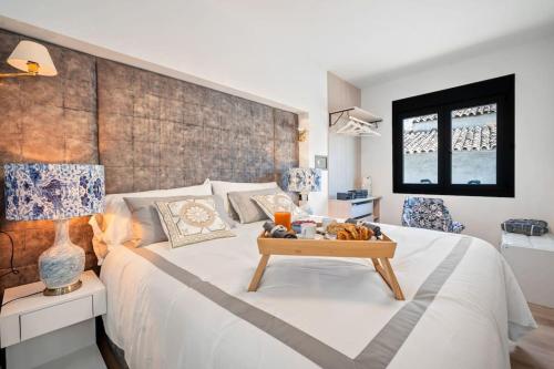 Postel nebo postele na pokoji v ubytování Puerto Banus luxurious apartment in the heart of the port