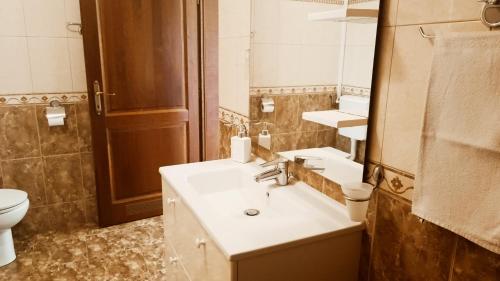 uma casa de banho com um lavatório, um WC e um espelho. em Apartment Luna Pula em Pula