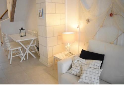 タバルカ島にあるIsla de Tabarca: Casa Trinacriaのリビングルーム(白いソファ、テーブル付)