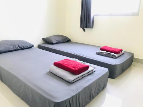 מיטה או מיטות בחדר ב-Impact MT House