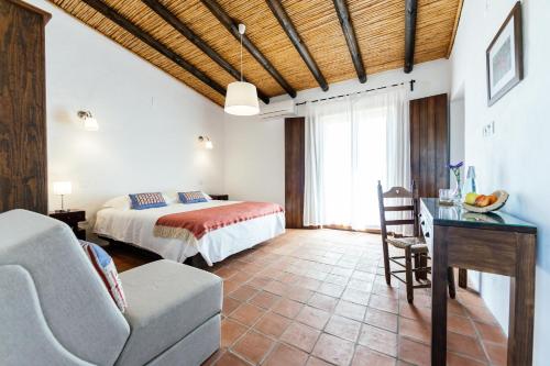 ein Schlafzimmer mit einem Bett und einem Schreibtisch in einem Zimmer in der Unterkunft Agroturismo Flores do Campo in Vila Verde de Ficalho