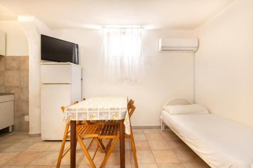 a small room with a table and a bed at Appartamento Acquadolce in Torre Ovo