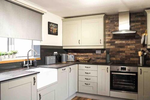 Kuchyň nebo kuchyňský kout v ubytování Large Cottage, Beach, Pubs Shops, Netflix, BBQ, Dog Friendly
