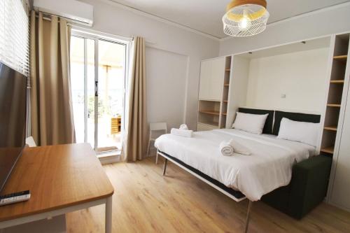 Postel nebo postele na pokoji v ubytování Penthouse Nea Smirni
