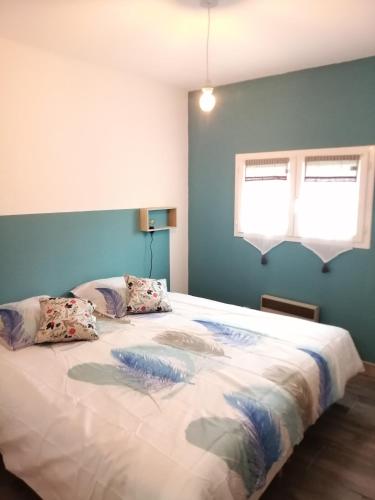 une chambre avec un grand lit avec deux oreillers dans l'établissement Gite à la campagne à 15 kms d'Aix, à Saint-Cannat