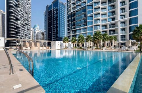 Bazén v ubytování 5-Star Luxury Studio Near Burj Khalifa Amazing Canal & City Views! nebo v jeho okolí