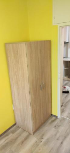 una gran puerta de madera en la esquina de una habitación en Sasa's Apart, en Vračar (historical)