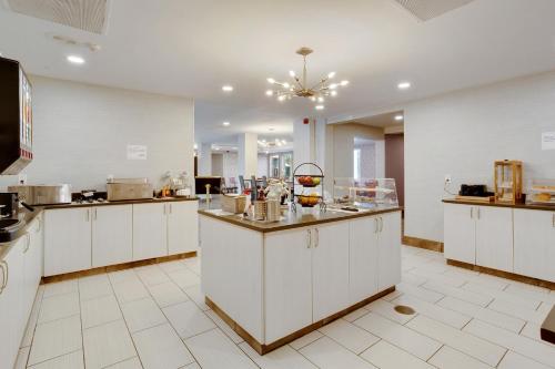 Orangewood Inn & Suites Kansas City Airport Image