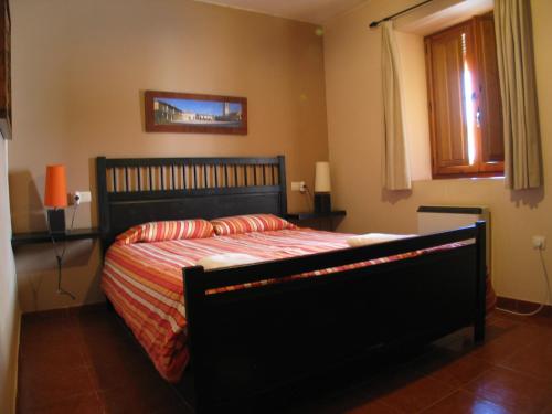1 dormitorio con cama y ventana en Casa Los Maestros, en El Arenal