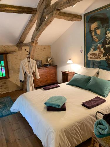 a bedroom with a large white bed in a room at Ferme de Tayac - Charme avec Pool in Les Eyzies-de-Tayac