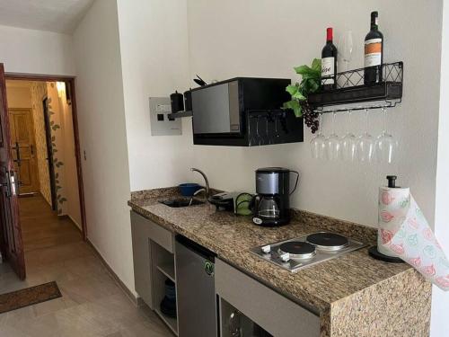 eine Küche mit einer Arbeitsplatte mit einem Herd und Gläsern in der Unterkunft Loft River in Santeagueda