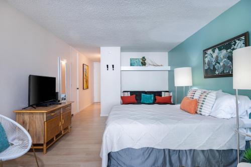 カイルア・コナにあるKona Islander Inn 112のベッドルーム(ベッド1台、薄型テレビ付)