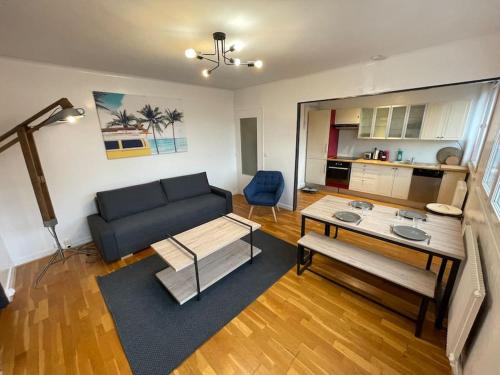 un salon avec un canapé et une table dans l'établissement croisé laroche 3, à Marcq-en-Barœul