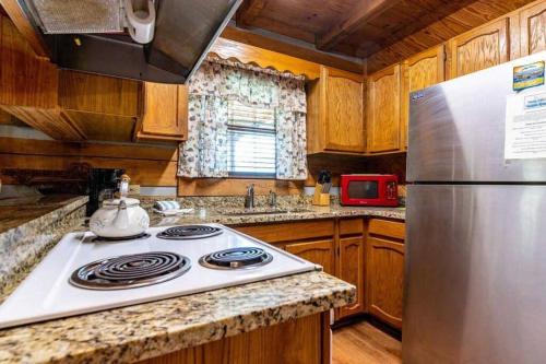 a kitchen with a stove and a refrigerator at R&R Retreat in Sunshine