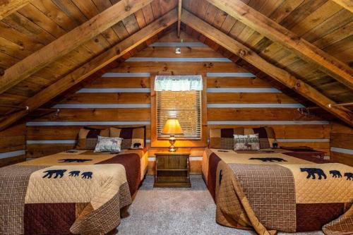 a bedroom with two beds in a log cabin at R&R Retreat in Sunshine