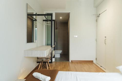 The Palm, 2BR Cityview by WStay @ Tropicana 218 Macalister في جورج تاون: غرفة نوم مع حمام مع حوض ومرحاض