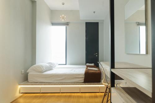 The Palm, 2BR Cityview by WStay @ Tropicana 218 Macalister في جورج تاون: سرير في غرفة بها نافذة