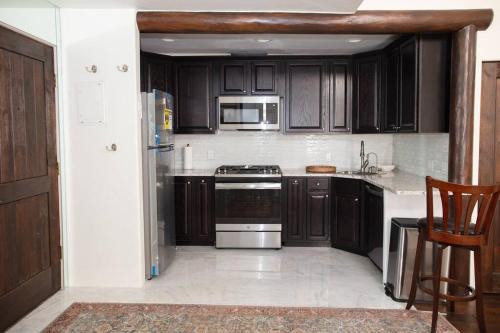 Aspen Stash Pad with Fireplace, Parking, W/Dにあるキッチンまたは簡易キッチン
