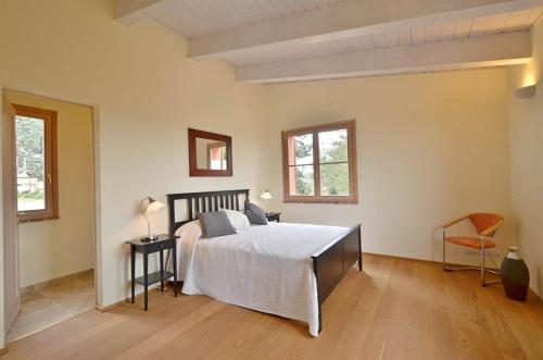 Appartament Rosmarino - Cignella Resort في Osteria Delle Noci: غرفة نوم بسرير كبير ونوافذ