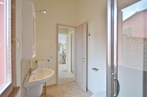 ein Bad mit einem Waschbecken, einem WC und einer Dusche in der Unterkunft Appartament Rosmarino - Cignella Resort in Osteria Delle Noci