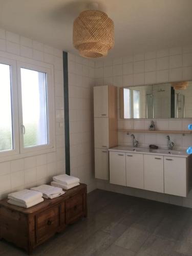 une salle de bain avec un lavabo et un miroir dans l'établissement Ti'KiCaz, à Rainans