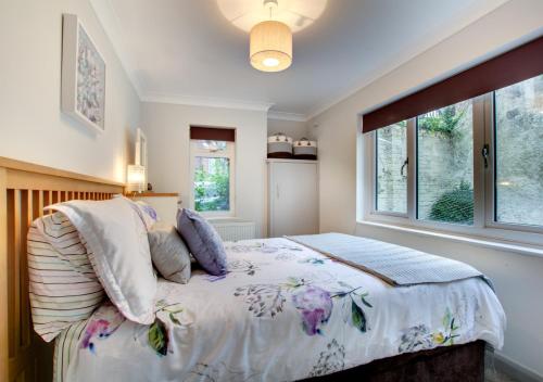 een slaapkamer met een bed en een raam bij Maisies Place in Brighton & Hove