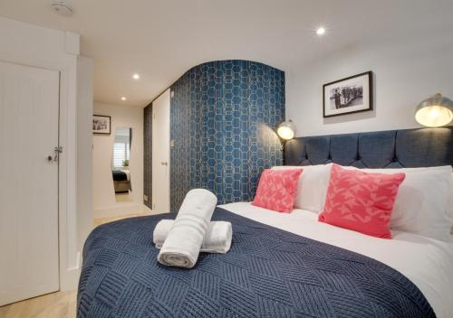 een slaapkamer met een bed met rood en blauw bij Corner Cottage in Brighton & Hove