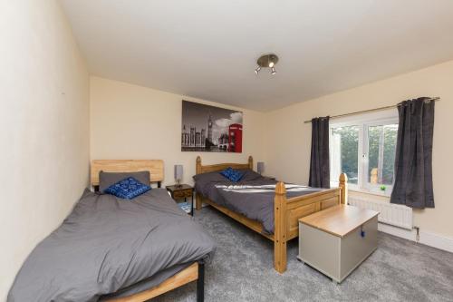 - une chambre avec 2 lits et une fenêtre dans l'établissement Rocester Rest close to Alton Towers & JCB, Netflix, à Rocester