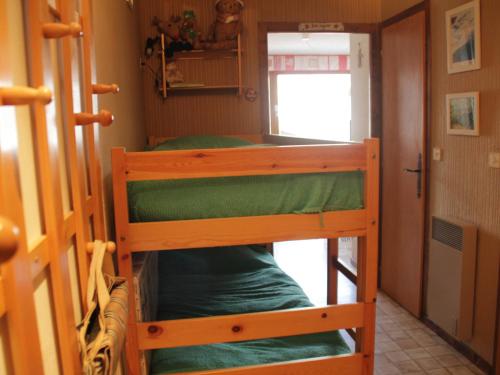 シャテルにあるAppartement Châtel, 2 pièces, 4 personnes - FR-1-200-167の二段ベッド2組が備わる二段ベッド付きの客室です。