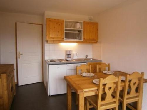 Appartement La Toussuire, 3 pièces, 6 personnes - FR-1-416-1にあるキッチンまたは簡易キッチン