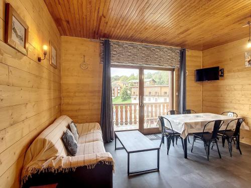 Photo de la galerie de l'établissement Appartement rénové 3* à La Toussuire, balcon sud, 150m pistes, 2 chambres, parking, 7 pers. - FR-1-416-53, à La Toussuire