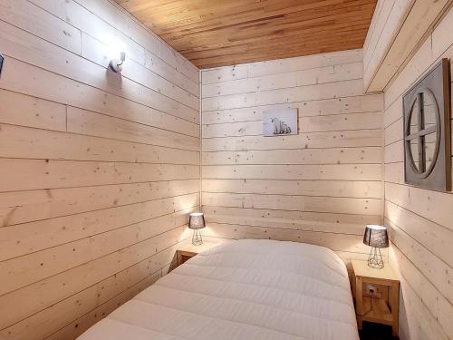 ラ・トゥッスイールにあるAppartement La Toussuire, 4 pièces, 6 personnes - FR-1-416-53の木製の部屋にベッド付きの小さなベッドルーム1室