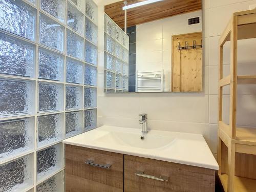 Et badeværelse på Appartement spacieux 3 étoiles pour 7 pers. à La Toussuire - FR-1-416-53