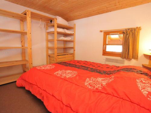 une chambre avec un lit et une étagère dans l'établissement Studio lumineux et fonctionnel, 2ème étage, 4 pers, skis aux pieds, balcon exposé Sud, près télésiège - FR-1-416-56, à La Toussuire