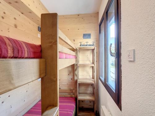 ラ・トゥッスイールにあるStudio La Toussuire, 1 pièce, 4 personnes - FR-1-416-32の小さな家の中にある小さな部屋で、二段ベッドが備わります。