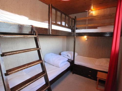 ラ・トゥッスイールにあるAppartement La Toussuire, 2 pièces, 6 personnes - FR-1-416-64の二段ベッド2組とはしごが備わる客室です。