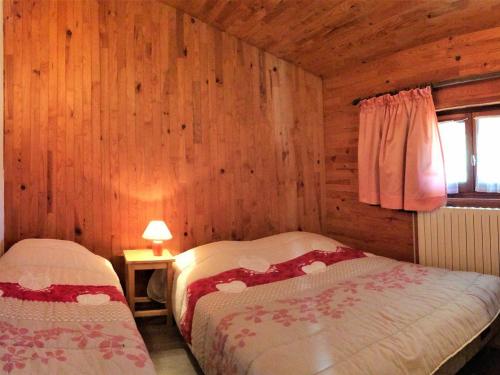 ラ・トゥッスイールにあるAppartement La Toussuire, 3 pièces, 8 personnes - FR-1-416-34のベッド2台 木製の壁の部屋